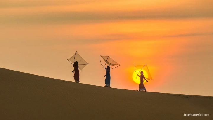 Chams Women On Sand Dunes