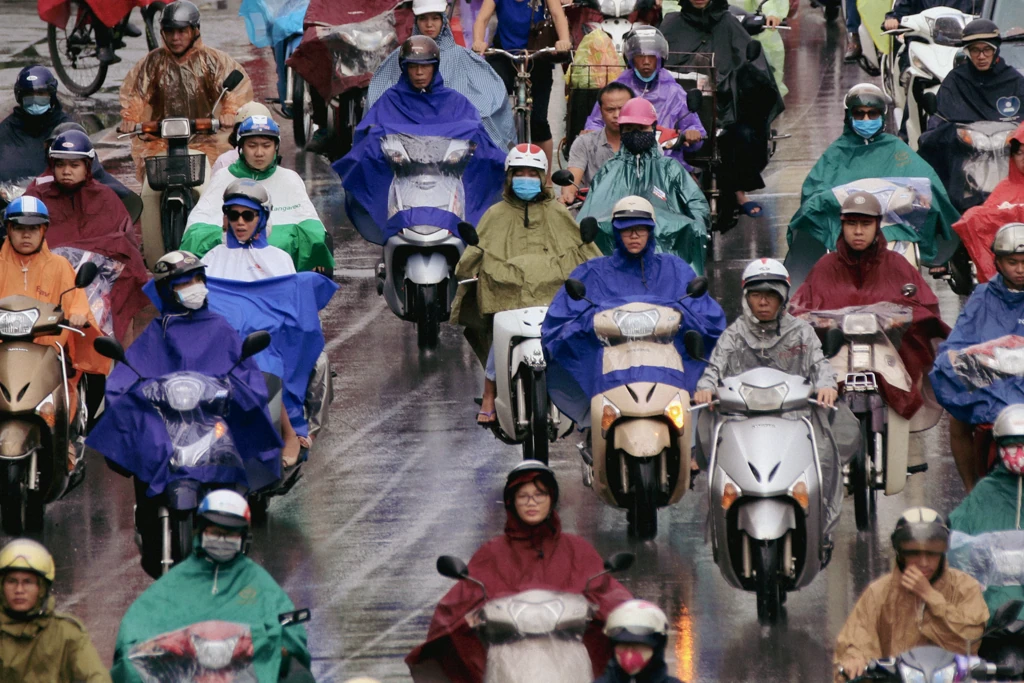 Photographing Hanoi: Mastering Chaos, Light & Human Layers in Vietnam’s Capital