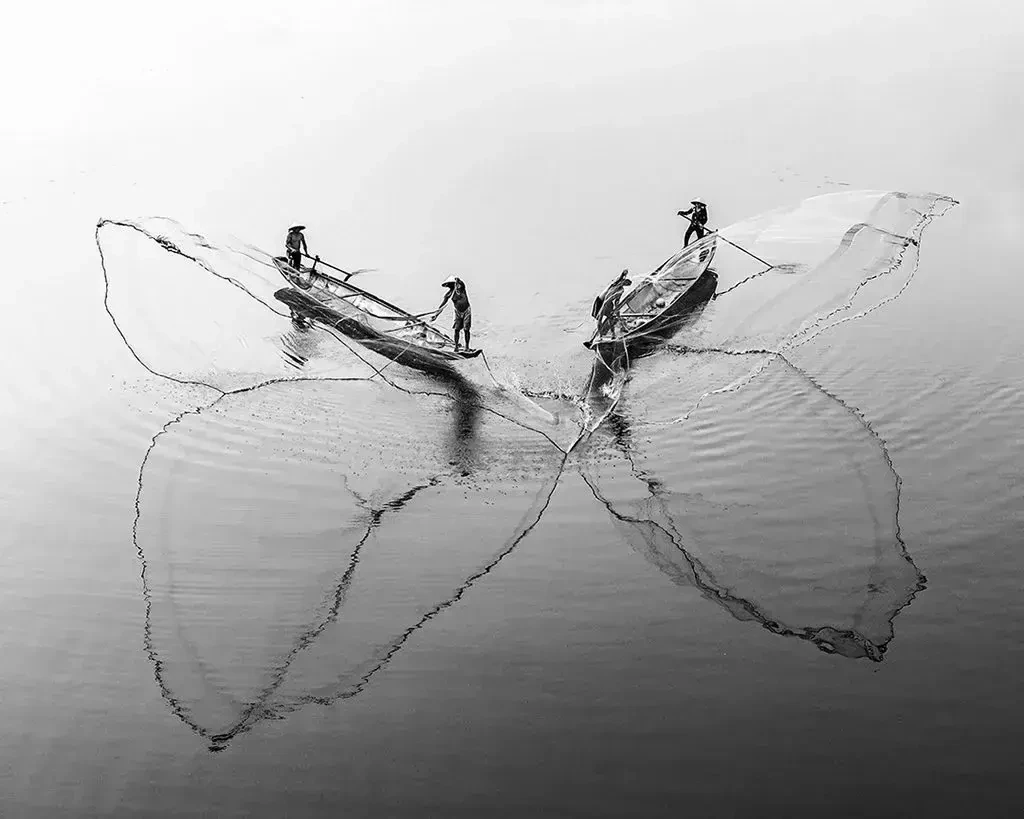 Vietnam Fishermen Throw Net